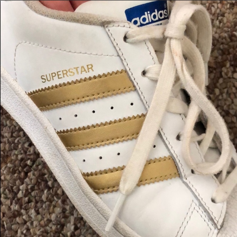 Adidas superstars in white/gold
